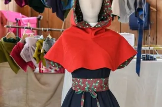 Exposition de chaperons et accessoires textiles - Sibille Boutillier