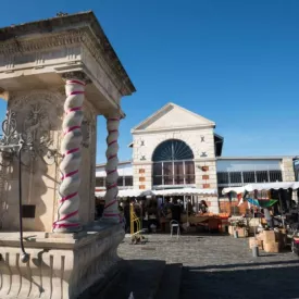 Le marché couverf et la fontaine