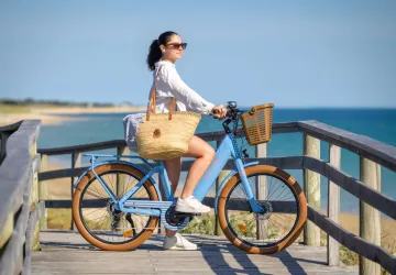 Vélo bleu électrique Beach Bikes