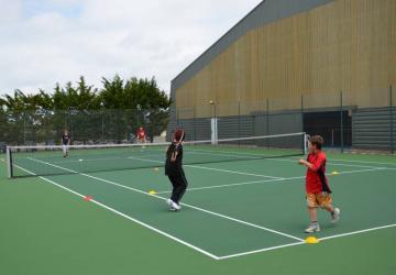 Jeux à l'école de tennis