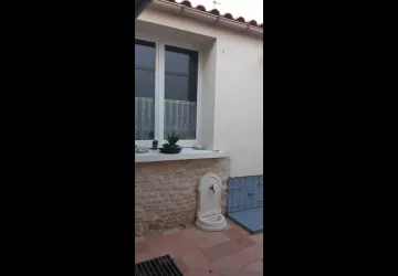 Maison roses trèmières